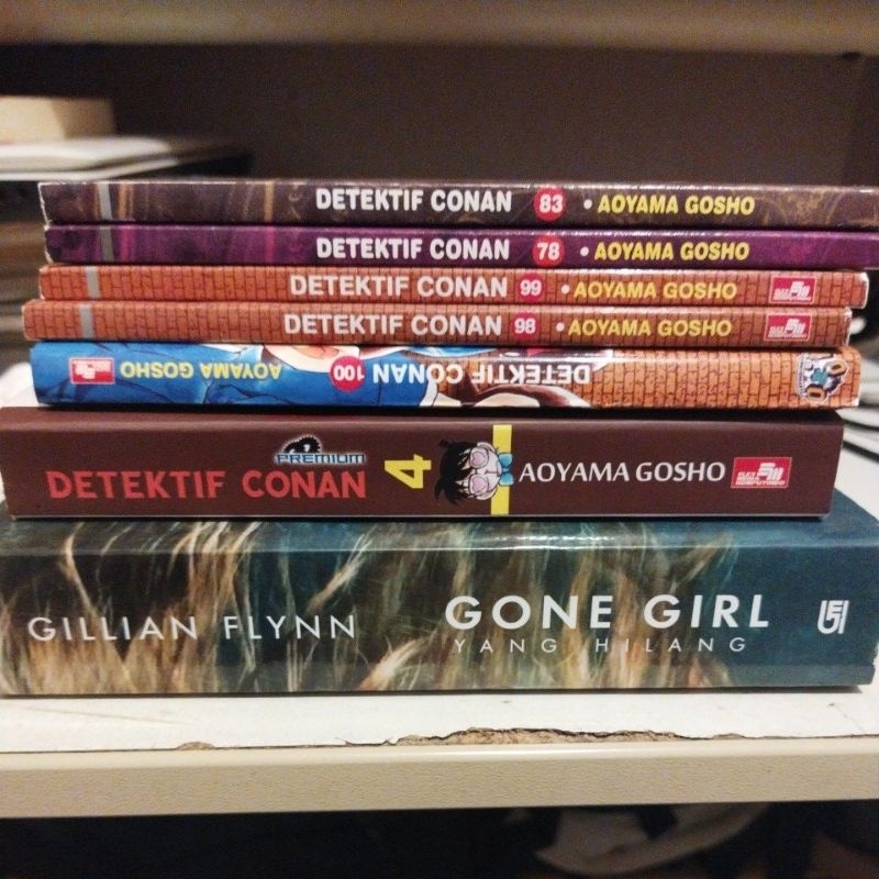 Komik Conan + Novel Gone Girl
