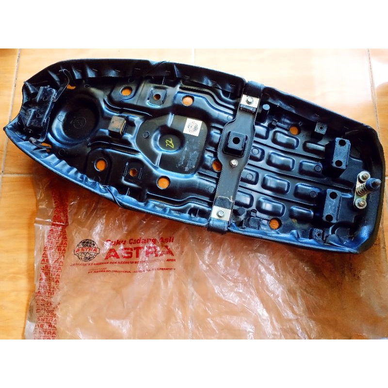 Jog Komplit Jok Assy Sadel Seat Astrea Grand Bulus Ampal Ori Original 77200-GN5-830