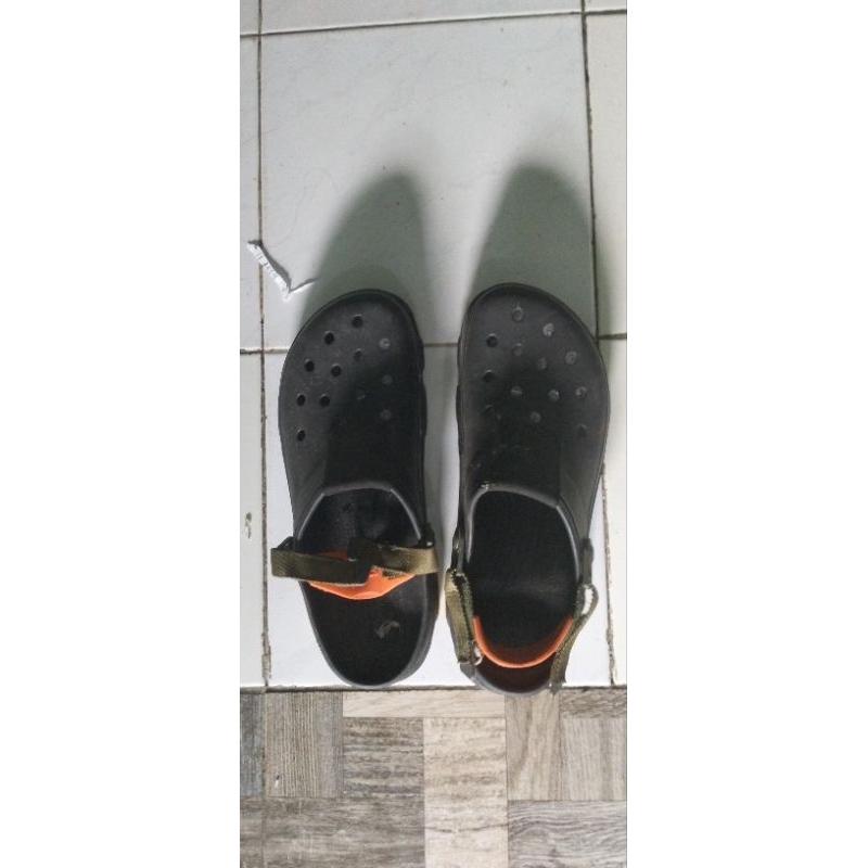 sandal crocs rijek size ada di foto