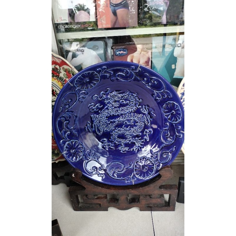 2 piring hias keramik motif naga timbul diameter 38 cm