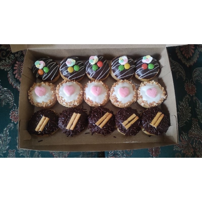 

donat mini premium isi 15 (tanpa papan coklat)