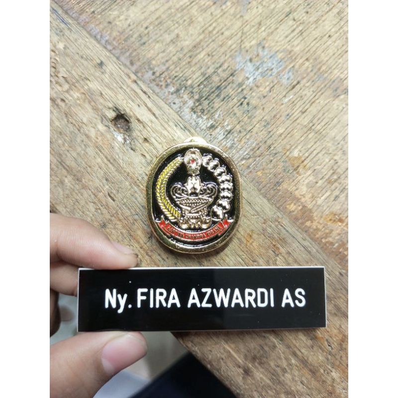 

name tag + pin persit