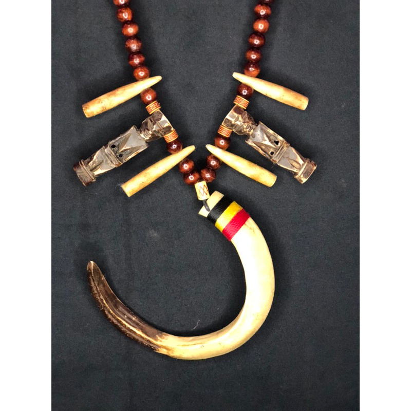 kalung etnik taring dayak kalimantan