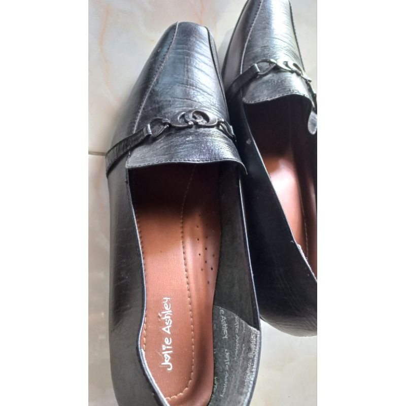 preloved sepatu guru hitam elegan