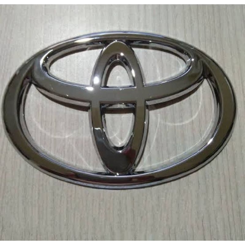 Emblem logo toyota innova belakang