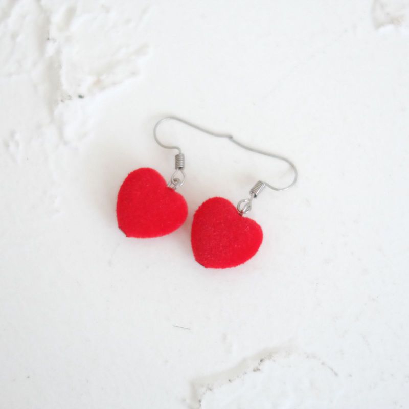 Anting tusuk love bludru / anting gantung bentuk hati