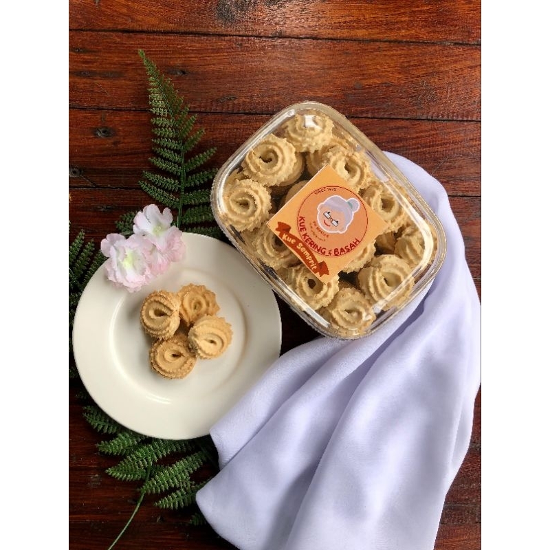 

Kue larutan/kue sprit enak buat lebaran dan oleh-oleh