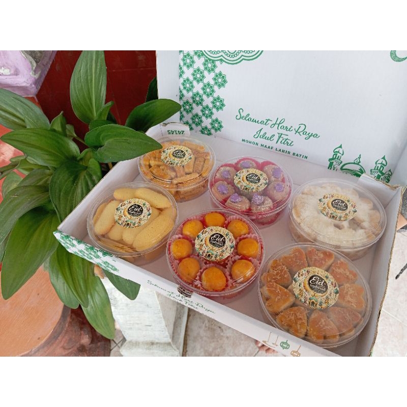 

paket Hampers lebaran isi 4 dan isi 6 . varian kue bebas pilih.