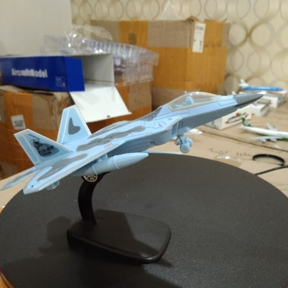 Miniatur Diecast Pesawat Tempur F-22 Raptor 22cm Bahan Besi Lampu Bunyi Stand