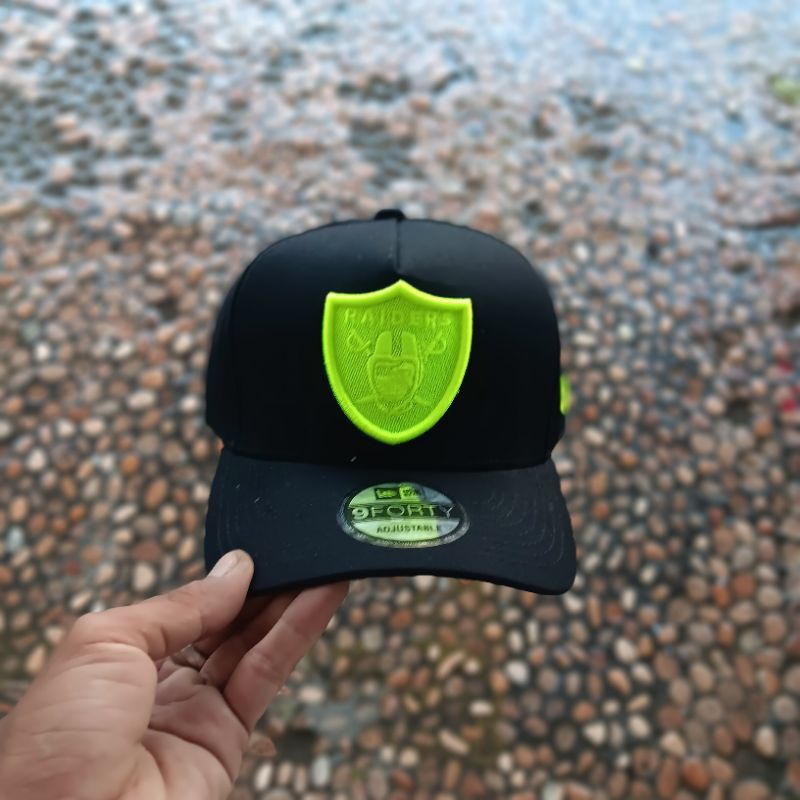 topi premium RAIDERS hitam logo stabilo