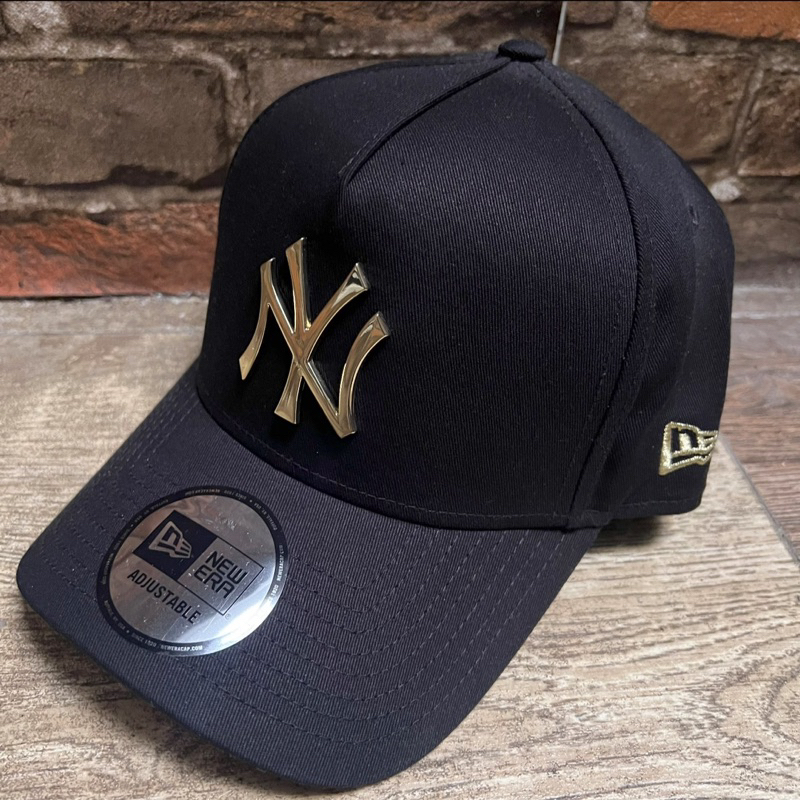 Topi New Era Cap Metal Badge Gold Black (New Without Tag)