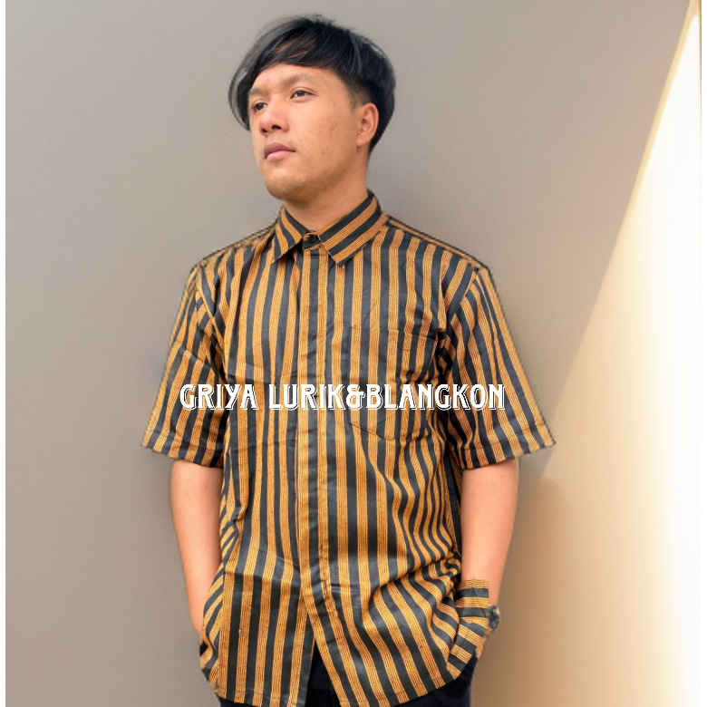 KEMEJA LURIK PRIA DEWASA LENGAN PENDEK GARIS LURIK KECIL BAHAN TENUN HALUS NYAMAN SURJAN TRADISIONAL