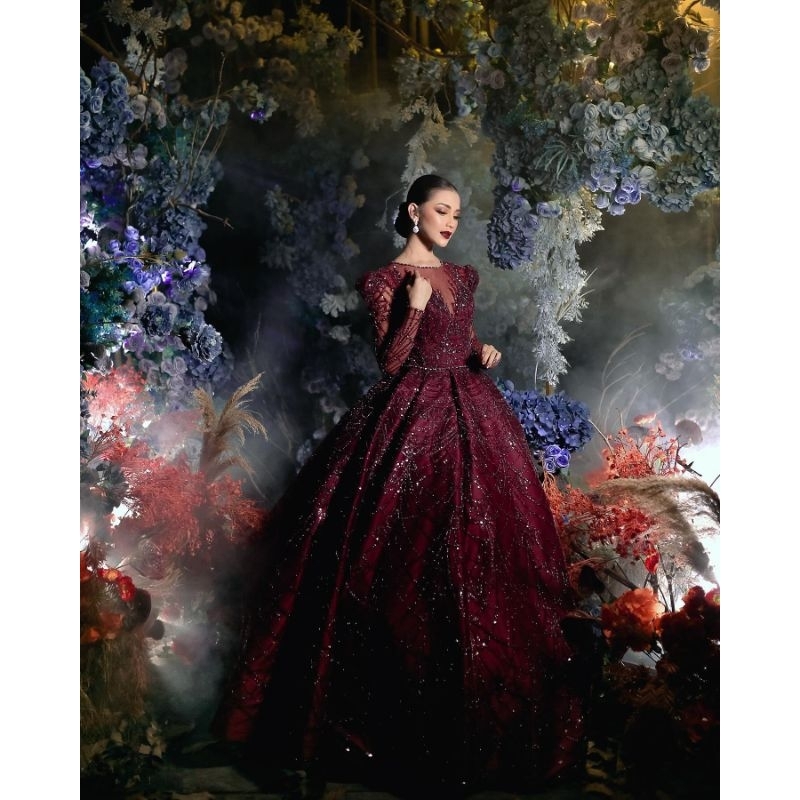 gaun merah maroon pengantin