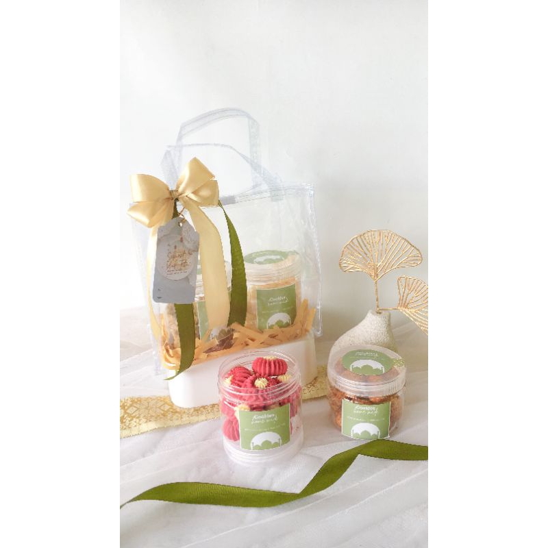 

Hampers Kue Kering Tas Bening 2 Toples Tabung - Hampers Snack Lebaran - Hampers Lebaran