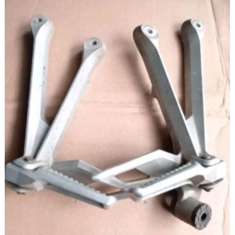 Footstep Postep Belakang Honda CBR 150R LED FI Facelift Original AHM Honda