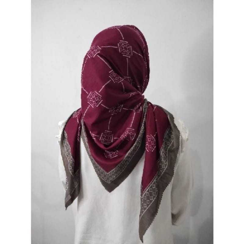 Hijab Segi Empat Voal Premium Motif Luna Maroon
