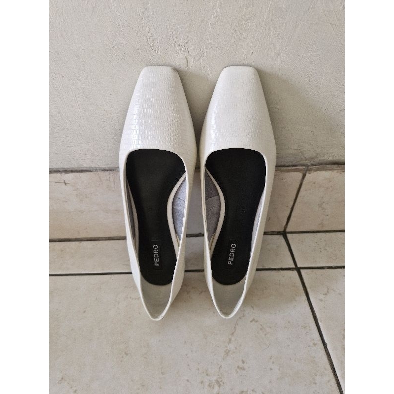 Preloved Flat Shoes Sepatu Pedro White