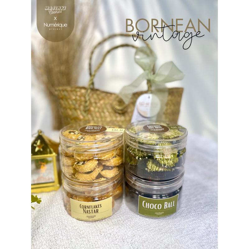 

READY STOCK | BORNEAN VINTAGE HAMPERS BY MAJINKI COOKIES | HAMPERS PREMIUM | HAMPERS PURUN BAG | HAMPERS LEBARAN | HAMPERS EID AL FITR 1445 H | PARCEL PURUN BAG | HAMPERS PURUN BAG KALIMANTAN