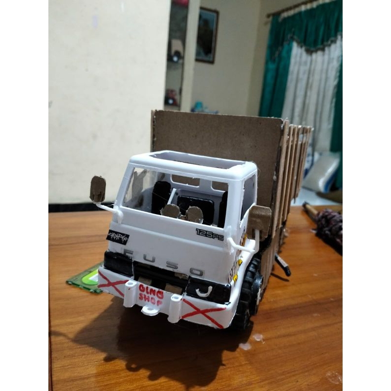Miniatur truk plastik model canter pengaman box bonus terpal. lampu. sticker. kaca depan