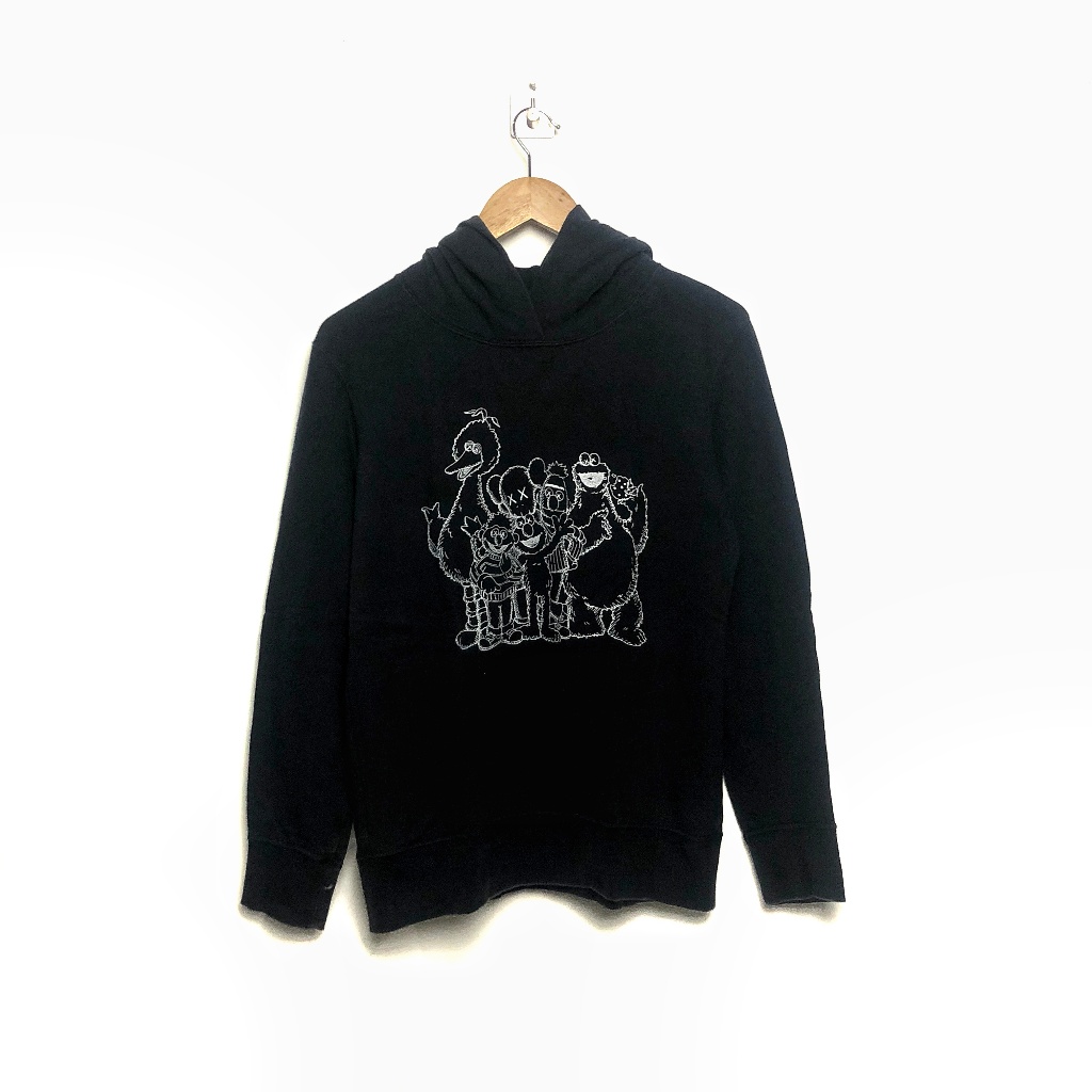 UT UNIQLO HOODIE SECOND - BLACK