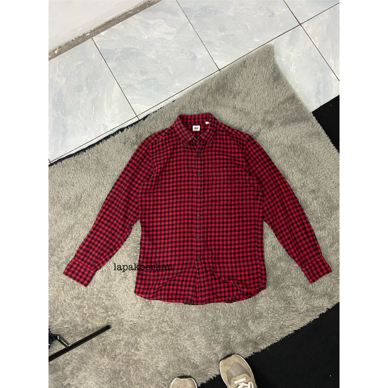 flannel uniqlo merah