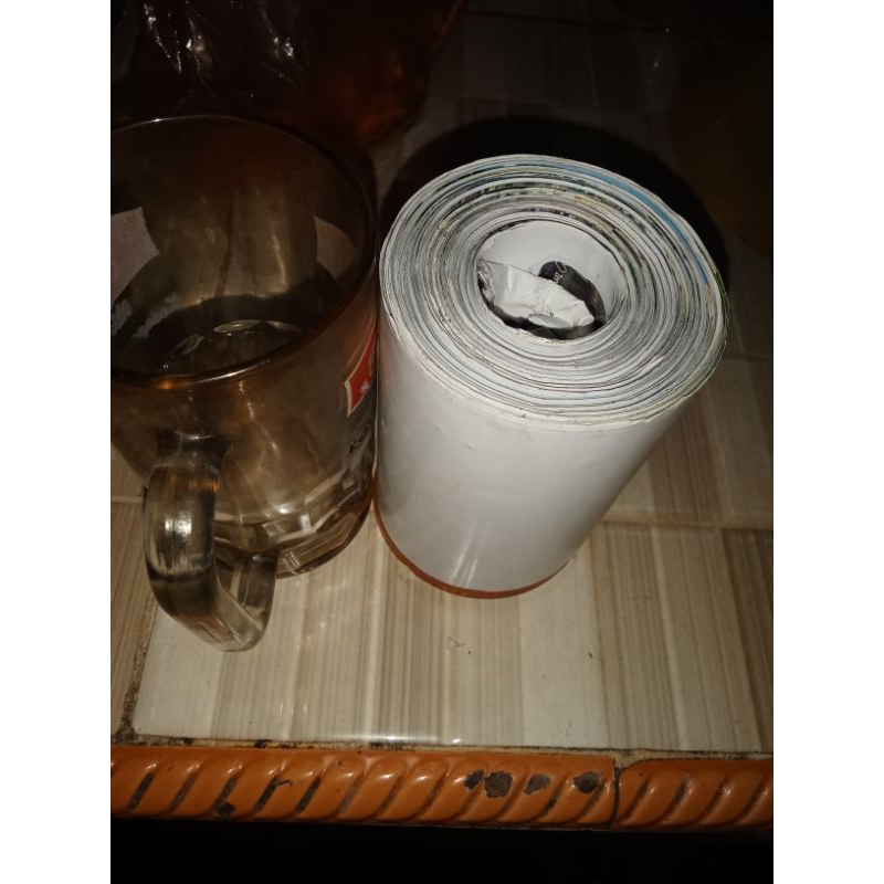 

gulungan kertas bulat putih atau merah