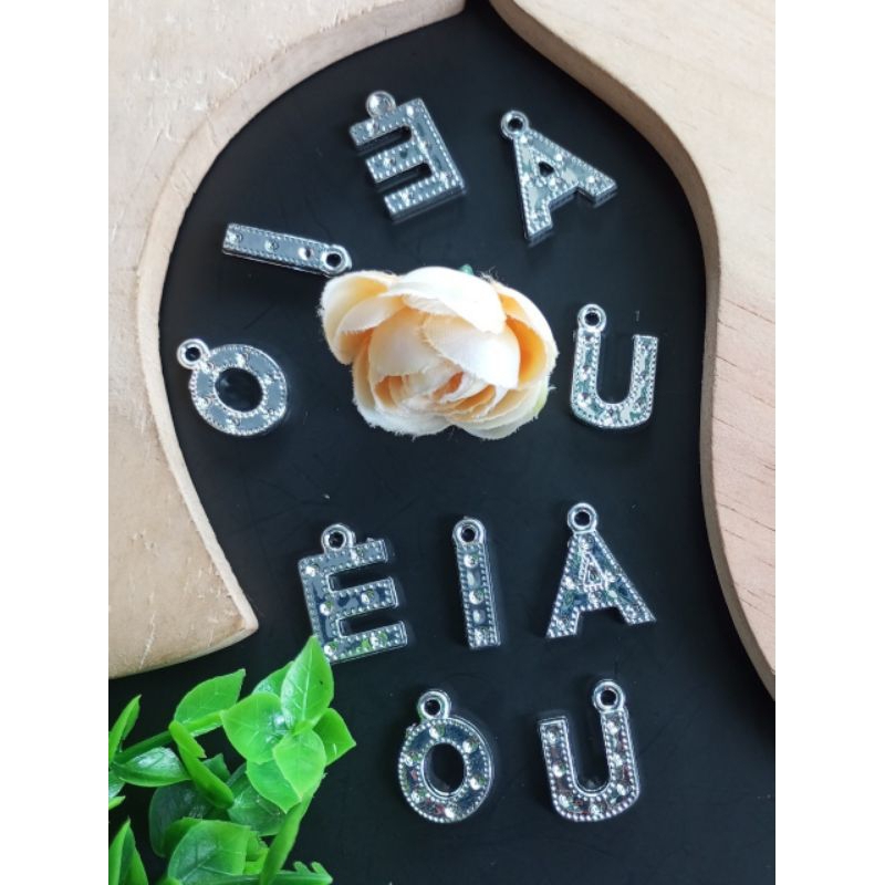 Huruf Abjad Ringan Silfer dan Vokal Mote Huruf Abjad Vokal Liontin Huruf