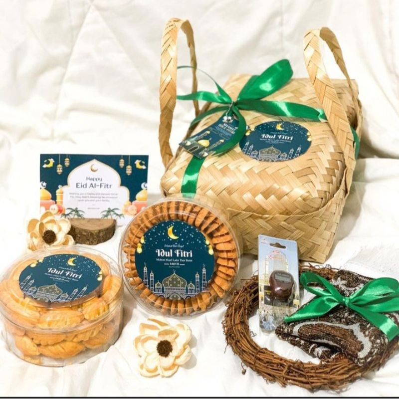 

Hampers Lebaran idul fitri premium, besek box palembang readystock isi sajadah, tasbih digital dan kue