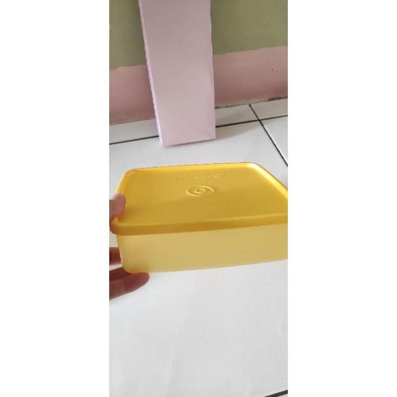 Tupperware Large Square Away 660ml