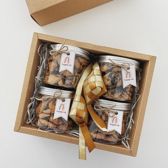 

Hamper Kue Lebaran isi 4 toples / Hampers Minimalist / Hamper Kue Kering / Hampers Gift / Hampers Vancy Florist / Hampers batam / Hamper Kue nastar / Mini Box Hamper Termurah
