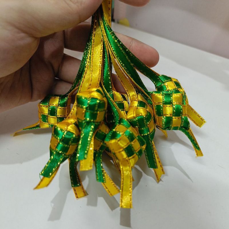

Ketupat Mini Pita Satin Hijau Kuning/ Hiasan Tempelan Hampers Lebaran Ketupat isi 12pcs/ Tempelan ketupat