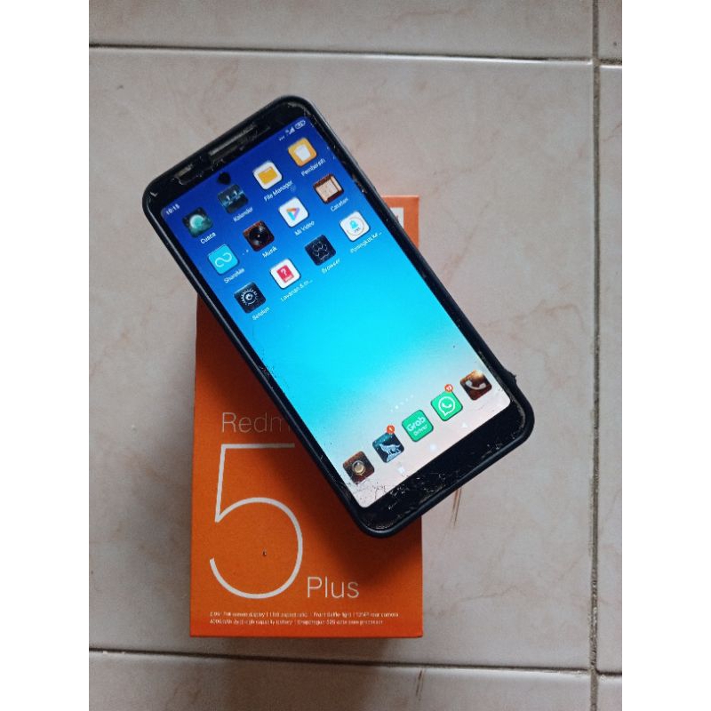 redmi 5 plus ram3( mines LCD ada sedikit tompel dan spekar luar off)
