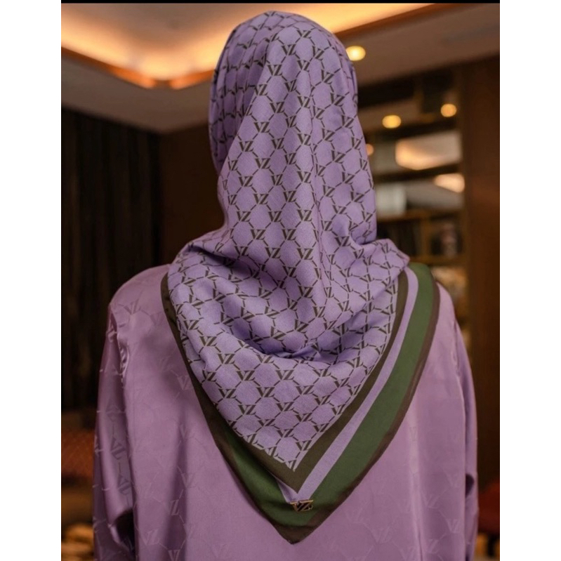 Preloved monogram Vivi zubedi