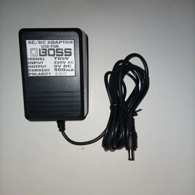 Adaptor untuk efek gitar BOSS ME 25 