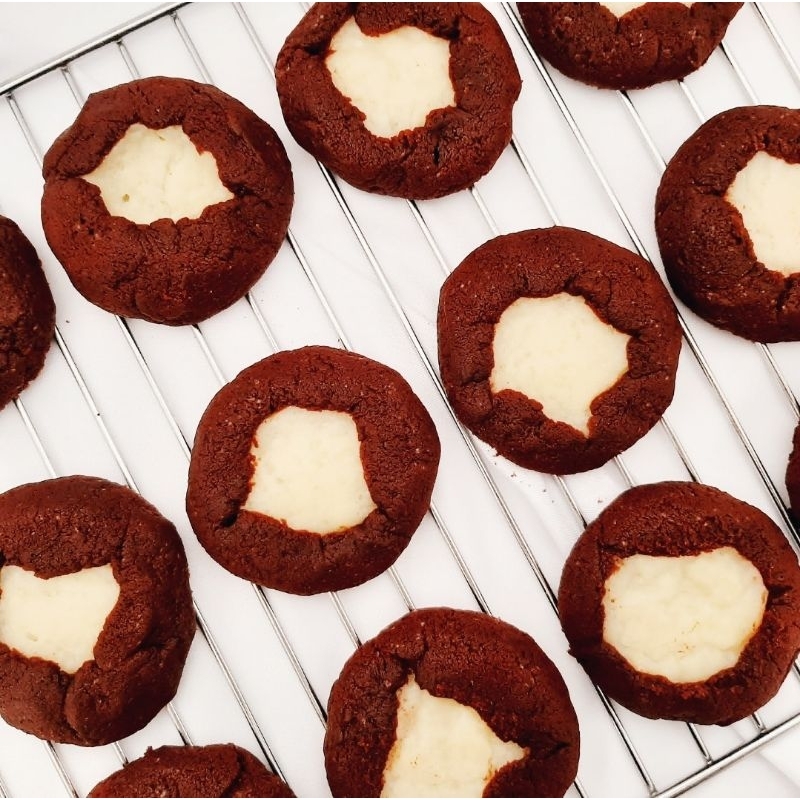 

Red Velvet Cookies with Cream Cheese Filling (9 pcs)