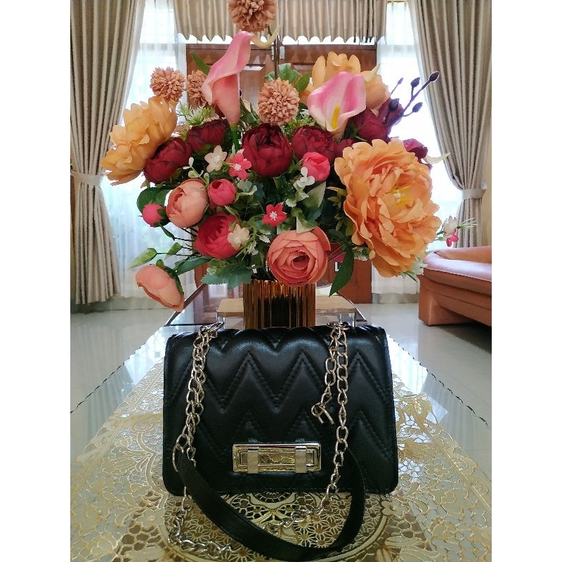 PRELOVED TAS FASHION HITAM RANTAI