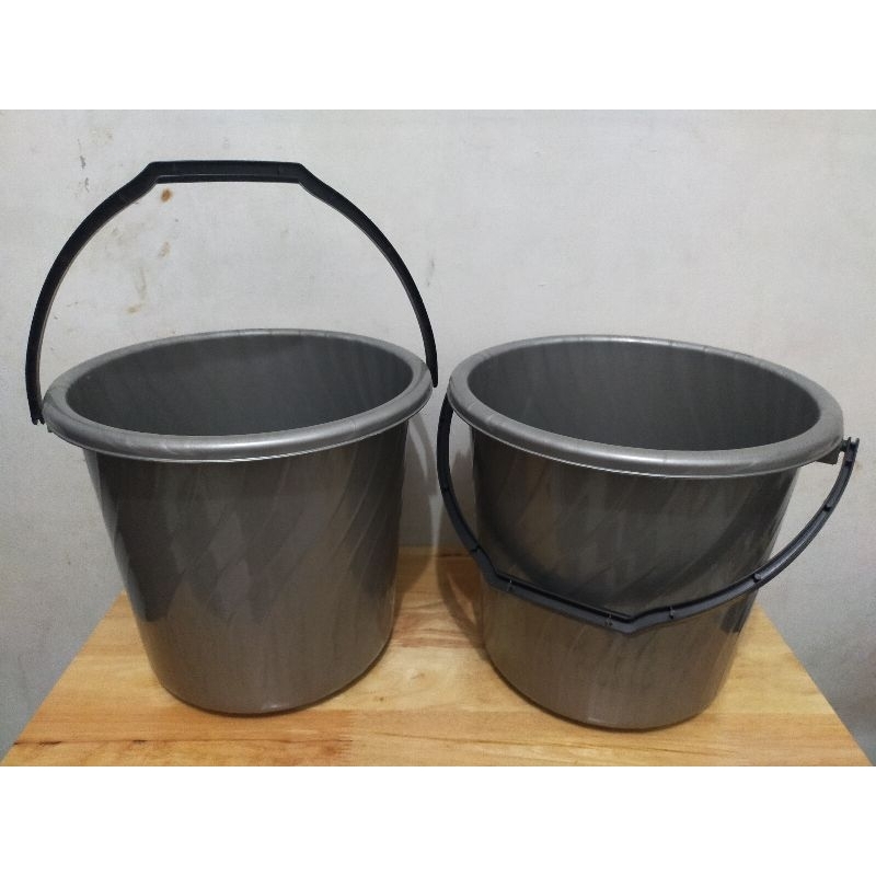 Ember Plastik 14 Liter Mikiwa / Ember Gagang Plastik 14 Liter / Timba Air 14Liter  / Ember Abu-Abu 1