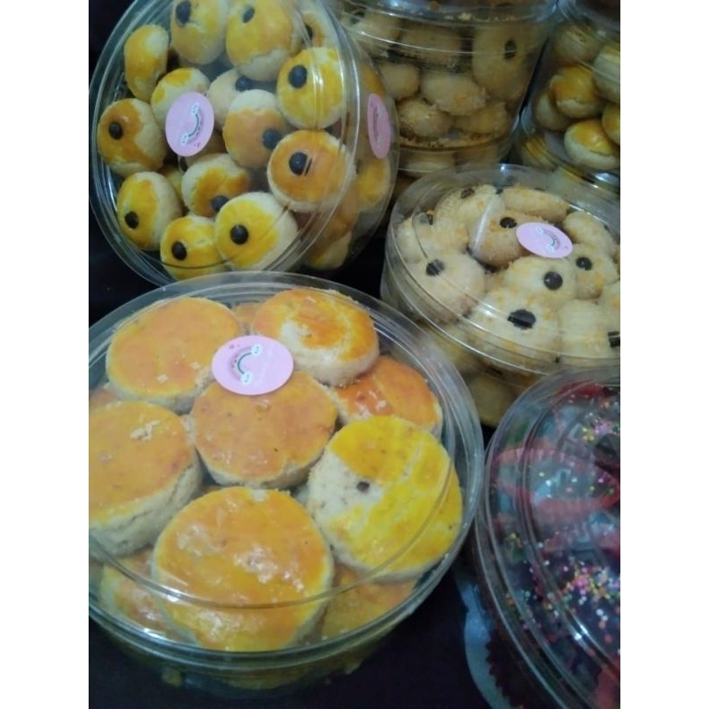 

Aneka kue kering, coklat kacang , kue kacang dn Monde susu