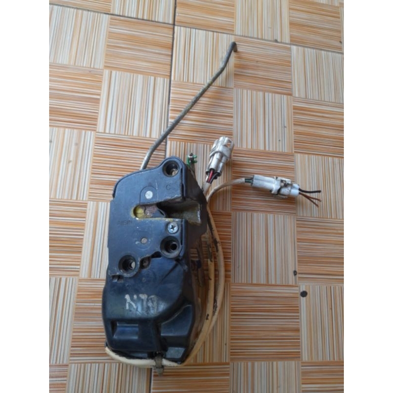 Doorlock baleno sebelah kanan kiri depan