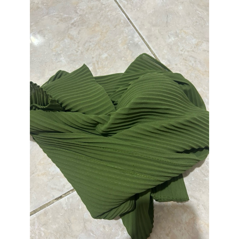 Preloved Hijab Plisket warja Hijau Daun (Light green)