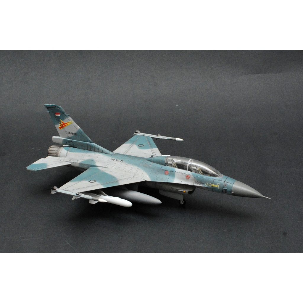 Model Pesawat Tempur Jet F-16 B Skala 72 TNI AU Not Diecast Militer