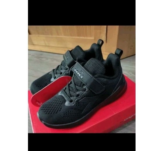 Sepatu Diadora Full black