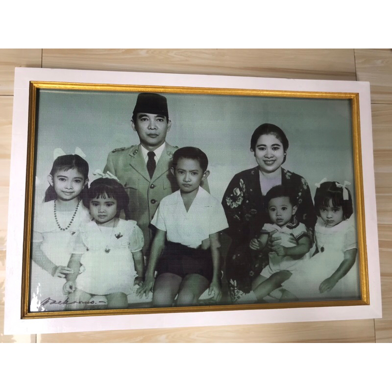 lukisan cetak gambar keluarga soekarno plus bingkai