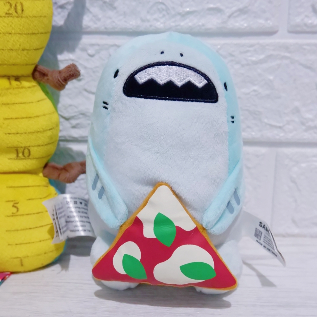 Boneka ikan hiu samezu ori bawa pizza