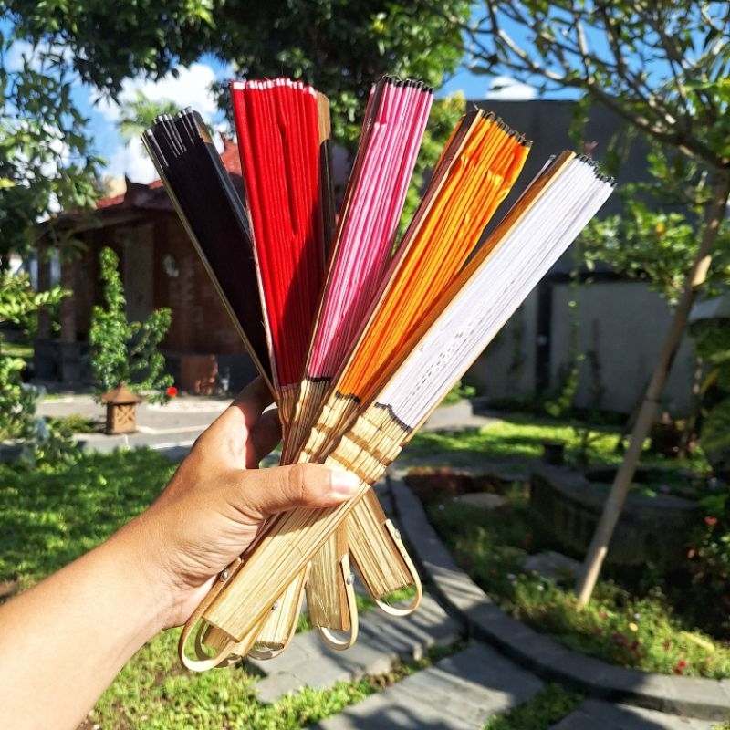 CRAFTDEWATA Kipas Warna Polos Ukuran Jumbo 33 cm Kipas Kain Polos Kipas Menari Polosan Merah