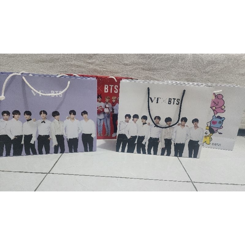 

BTS x VT cosmetic official paper bag. (Ada damage)