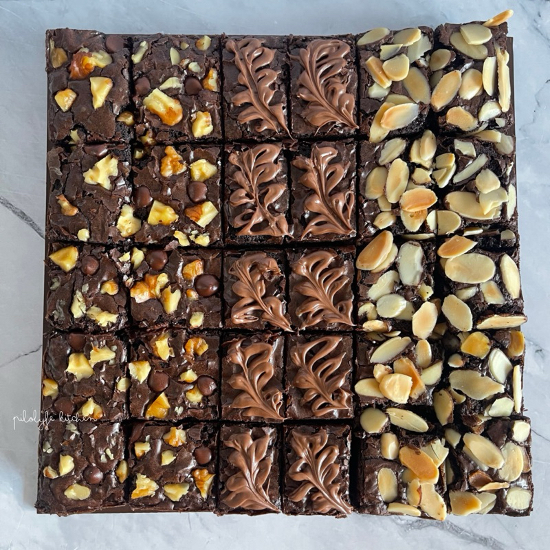 

Premium Brownies (Topping: Walnut, Almond + Chocochips) | Brownies Ulang Tahun