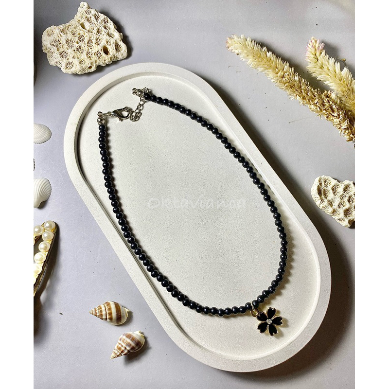 BLACK FLOWERS / NECKLACE / KALUNG KOREA / KALUNG WANITA / KALUNG AESTHETIC / KALUNG LUCU / KALUNG BO