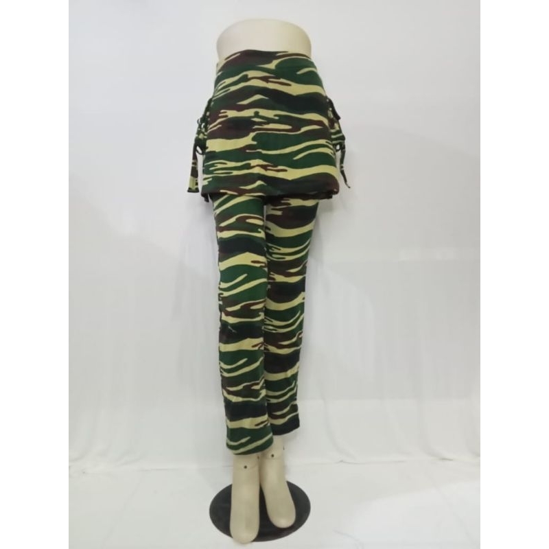 celana panjang rok senam loreng.