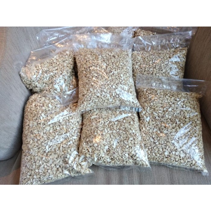 

Kacang Mede / Mete Mentah 1KG [Pecah]
